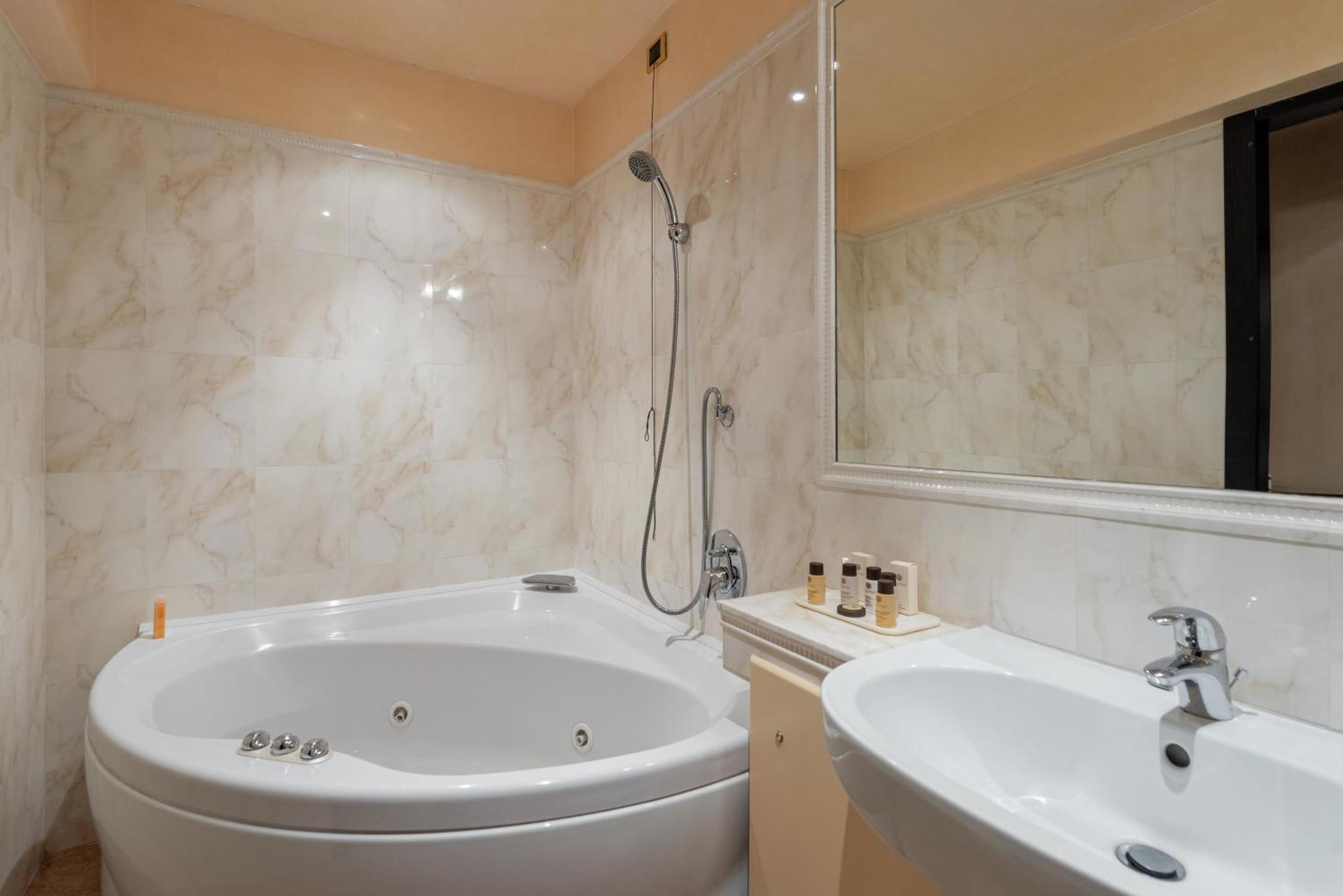 Junior Suite Spa Bath